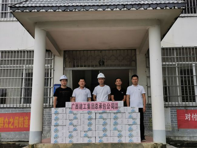 捐赠抗灾物资。谭山泉 摄（建图）.jpg