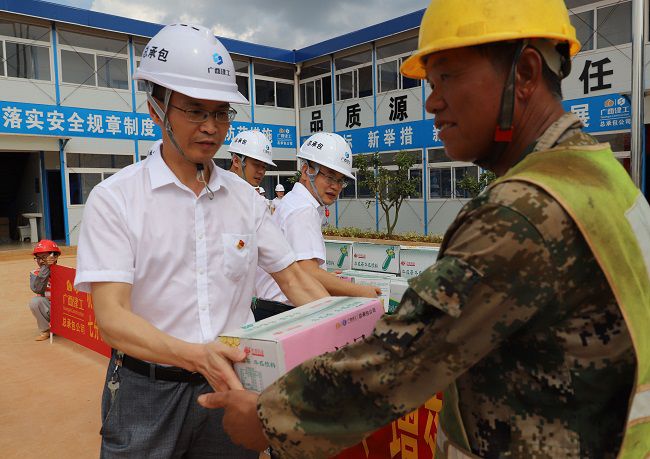 把清冷饮品送到工人手中（建图）33.jpg