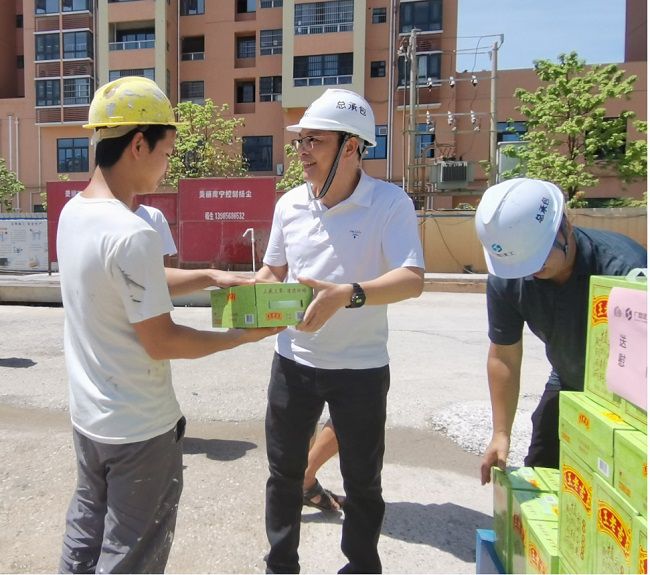 发放慰问品。潘文君 摄（建图）.jpg