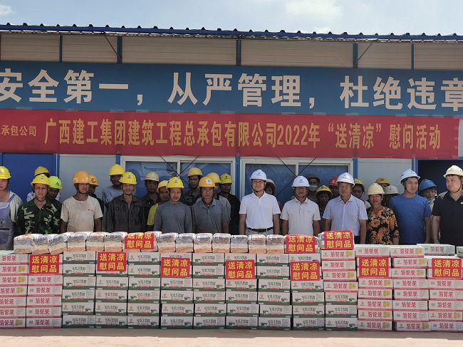 慰问活动合影。王瑾贞 摄（建图）.jpg