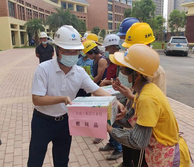 发放慰问品 。彭永彬 摄（建图）.jpg