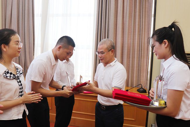 邓少新为获奖职工颁奖。周煜川 摄（建图）.jpg