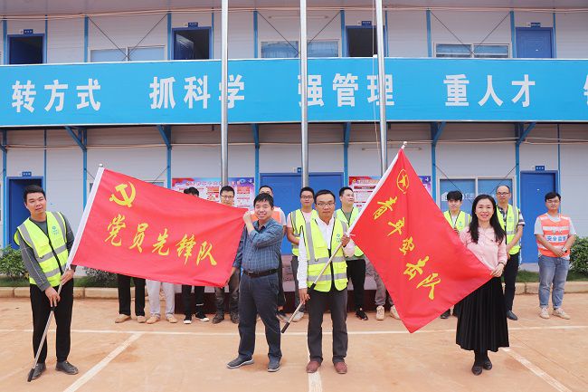 岑廷义和张力为党支部授旗。周煜川 摄（建图）.jpg