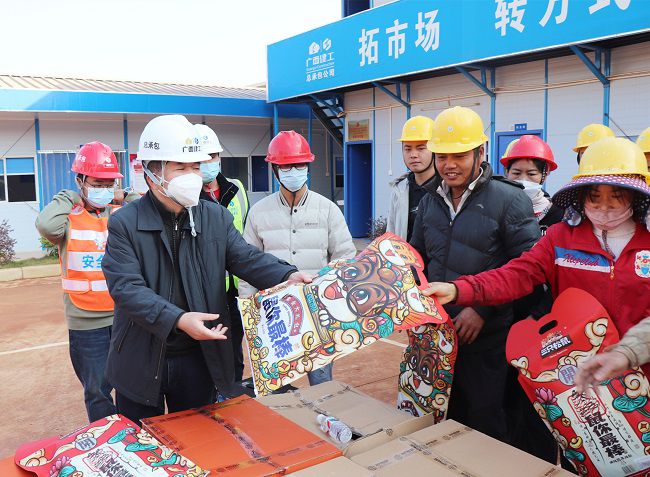 发放慰问品。周煜川 摄（建图）.jpg