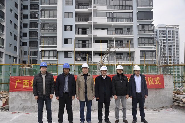 参与封顶典礼的有关辅导合影。王瑾贞 摄（建图）.jpg