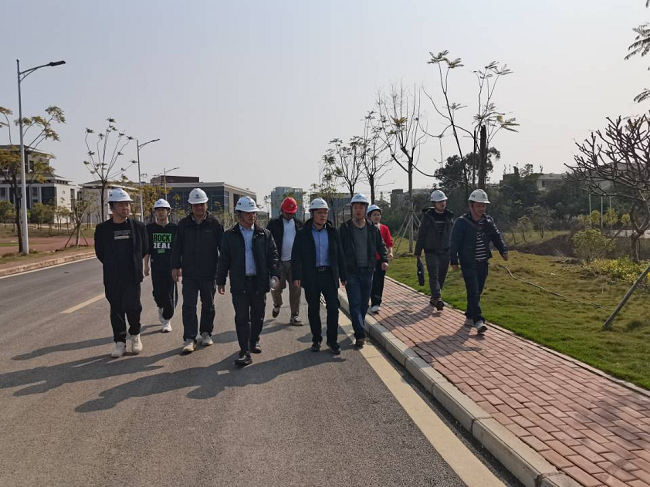 曾劲松查看项目现场。邓高越 摄（建图）.png