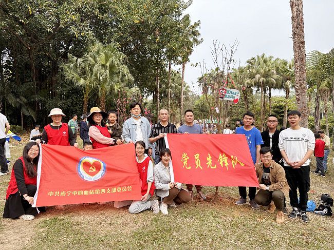 与主办方合影留想。周煜川 摄（建图）1.jpg