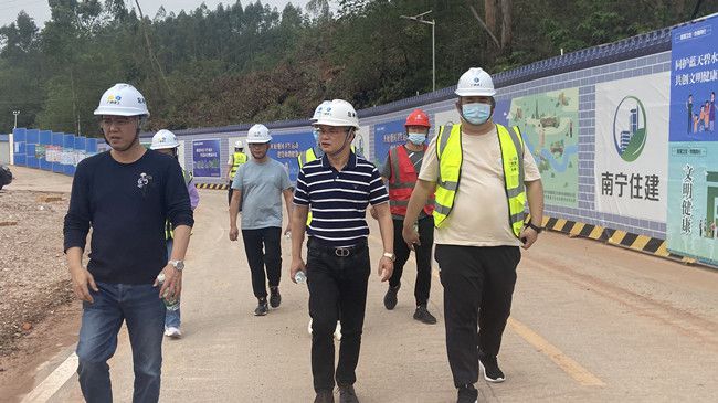 邓少新深刻施工现场查抄领导。陆勤摄（建图）.jpg