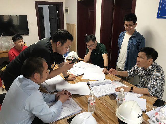 钻研解决现场问题。韦吉亮 摄（建图）.jpg