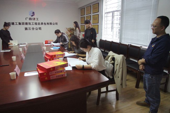 查抄资料现场。梁红玉 摄（建图）.jpg
