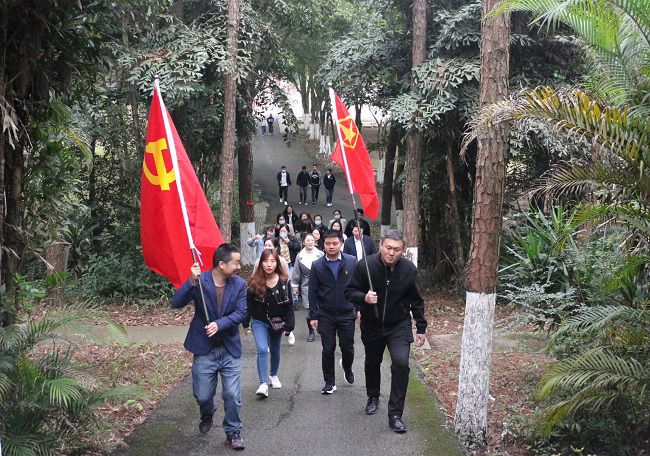 徒步走。张钊林 摄（建图）.jpg