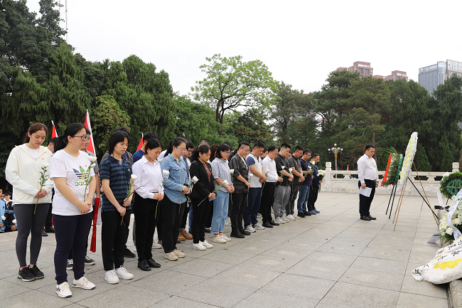 整个默哀。林成斌 摄（建图）.png