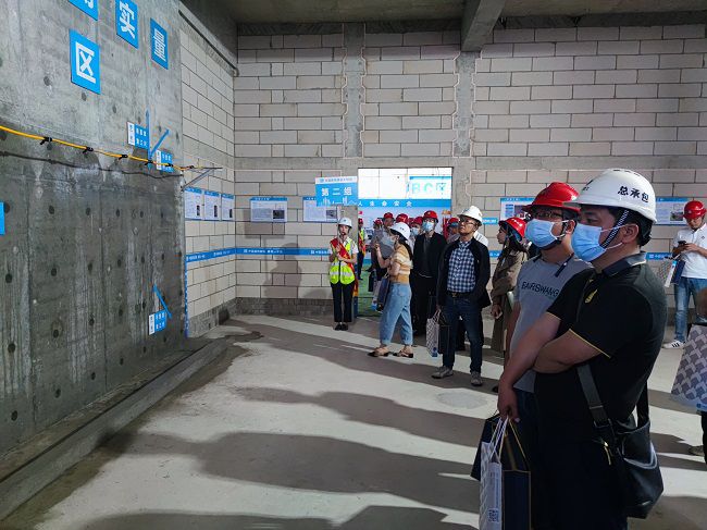 公司员工观摩。覃桂整 摄（建图）.jpg