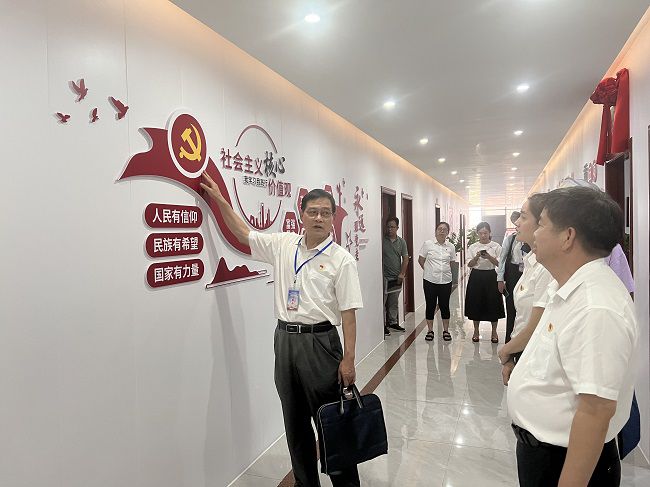 参观党建文化长廊。卢丽君 摄（建图）.jpg