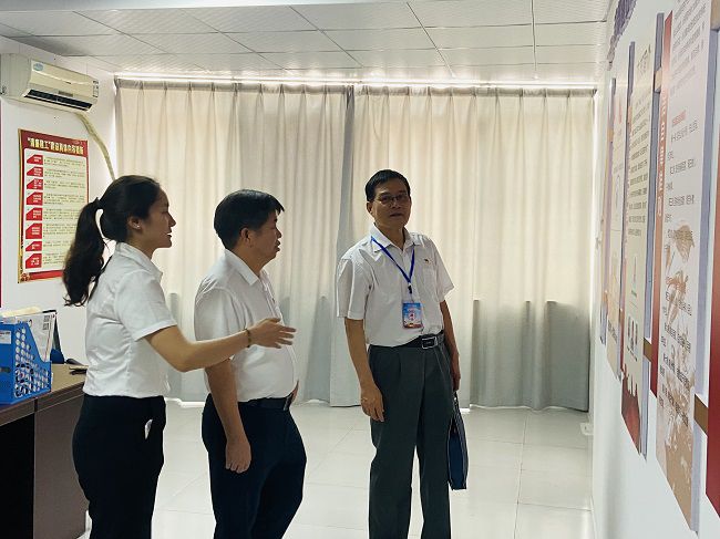 参观党员活动室。卢丽君 摄（建图）.jpg