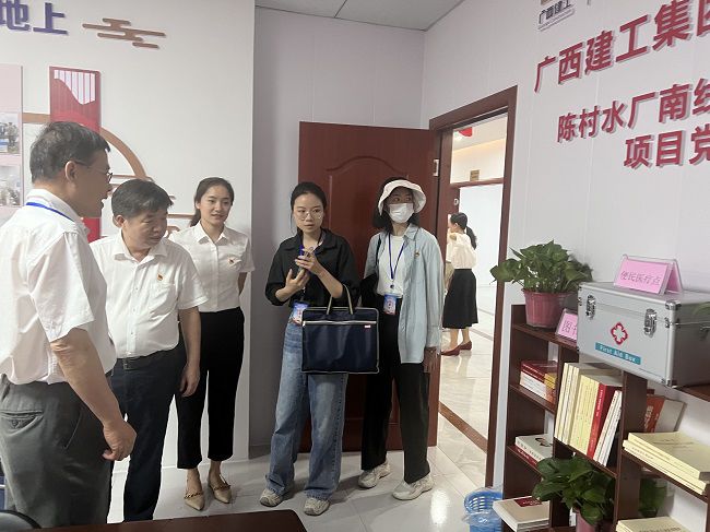 查看党建设施建设情况。卢丽君 摄（建图）.jpg