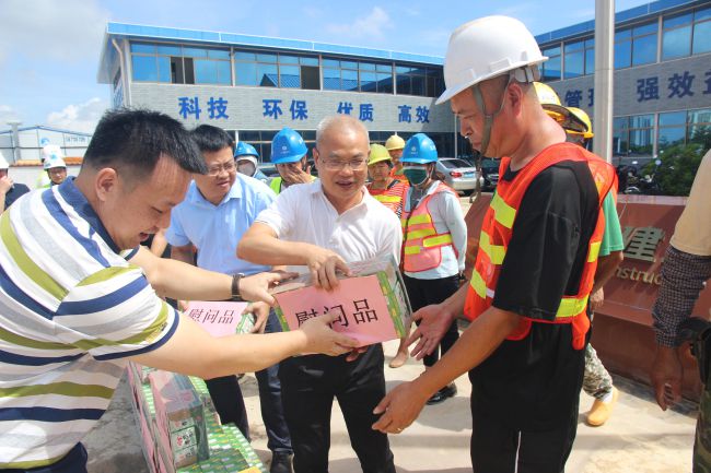 发放慰问品。梁红玉 摄（建图）.jpg