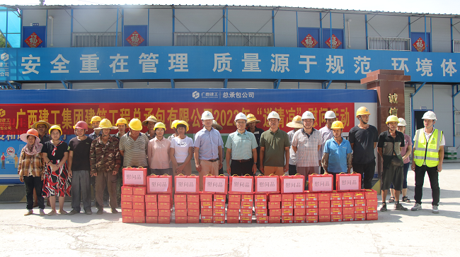 送清冷现场。蔡怡灵 摄（建图）.png