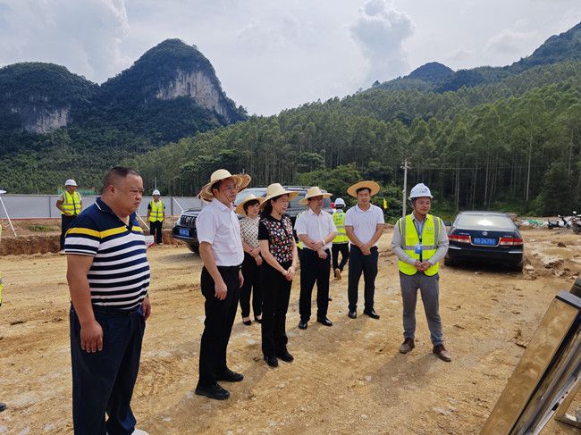 听项目现场进度汇报。江家兵摄（建图）.jpg