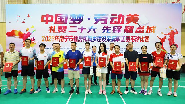 公司获优良组织奖，李天阳代表公司上台领奖。.jpg