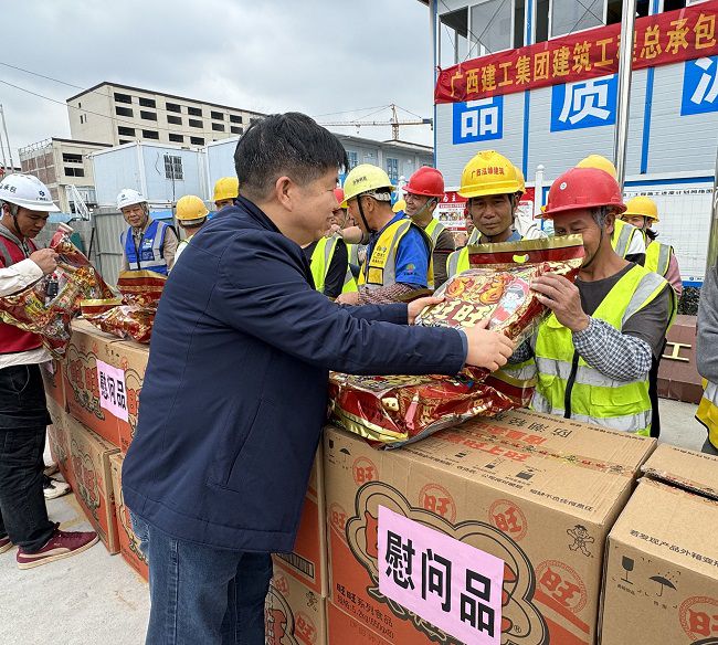 发放慰问品。韦艳雷 摄（建图）.jpg