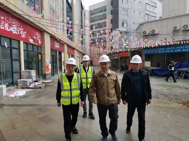 陆烜在巴马商贸中心调研领导。（建图）.jpg