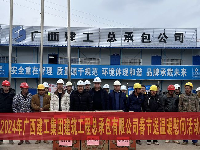 慰问活动合影。李伟燕 摄（建图）.jpg