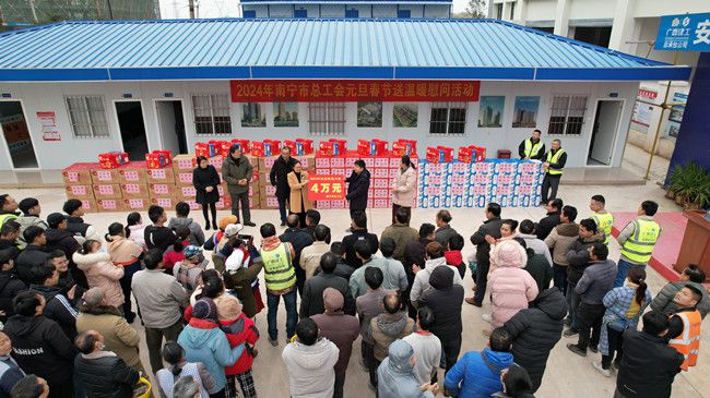 送温暖现场。（建图）.jpg