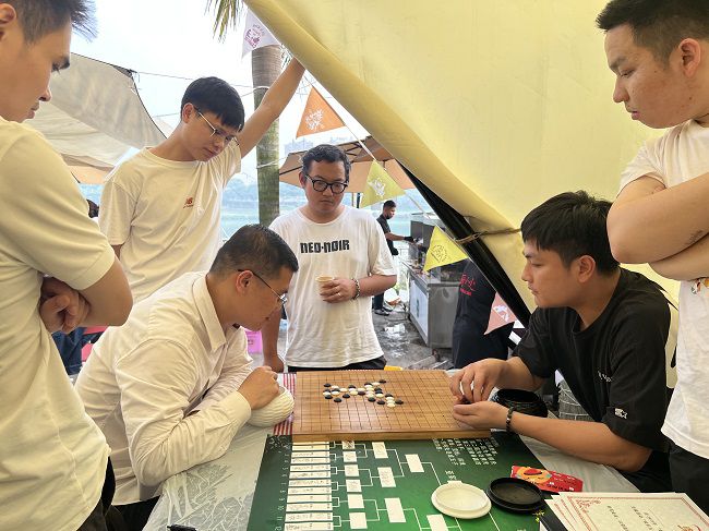五子棋角逐现场。杨钰 摄（2）.jpg