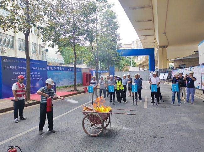 梅锦辉示芳火器操作；票ι 摄（建图）.jpg