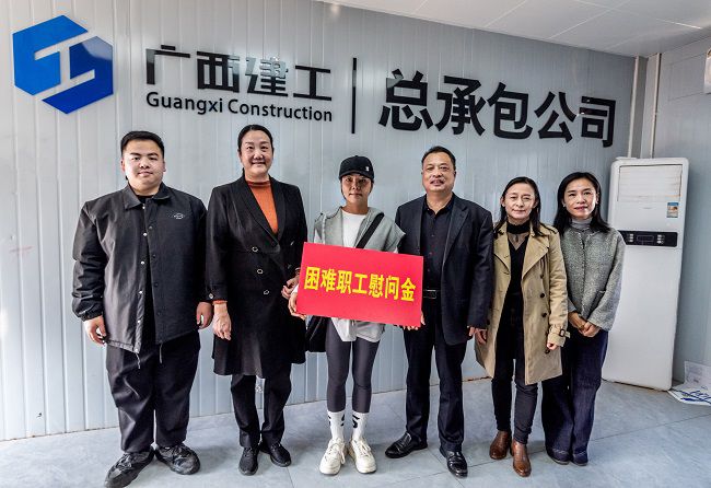 慰问难题职工蓝丽丽。郭奎君摄（建图0）.jpg